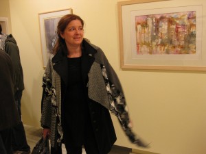 Junto a una de mis dos pinturas presentadas aquí Junto a una de mis dos pinturas presentadas aquí